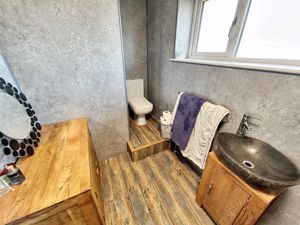 Shower room- click for photo gallery